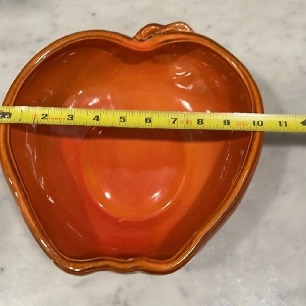 Pottery Barn Apple Shaped serving Bowl microwave/Dishwasher safe 10” x 10”‎